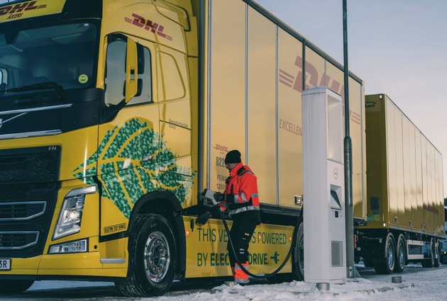 PM: DHL Freight und Volvo Trucks kooperieren um Übergang zu fossilfreiem Straßentransport auf längeren Strecken zu beschleunigen / PR: DHL Freight and Volvo Trucks join forces to speed up transition to fossil free road transport on longer distances