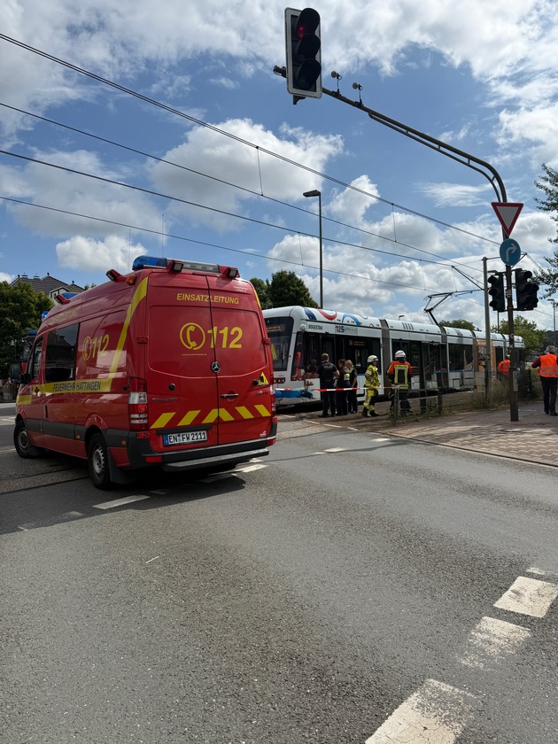 FW-EN: Schwerer Unfall zwischen Fußgänger und Straßenbahn