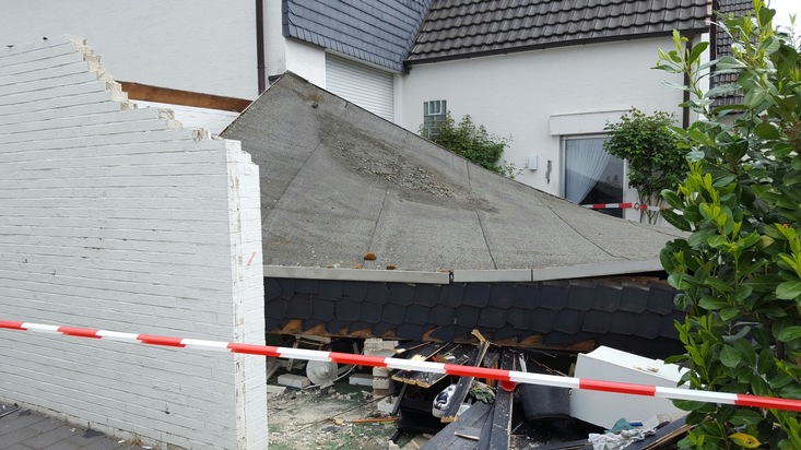 FW-AR: Carportdach in Bruchhausen eingestürzt