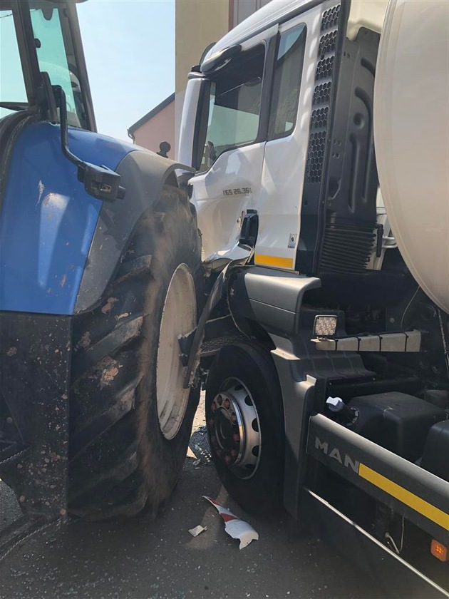POL-PDWIL: Verkehrsunfall zwischen landwirtschaftlichem Fahrzeuggespann und Lkw mit hohem Sachschaden