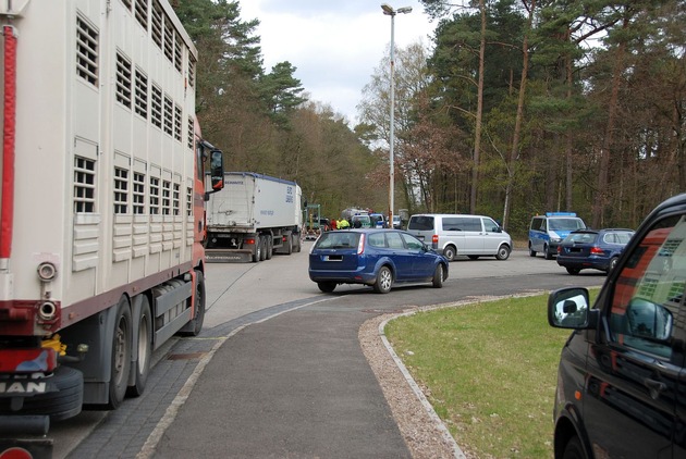 POL-NI: Großkontrolle des Schwerlastverkehrs - 61 von 145 Fahrzeuge beanstandet -Bilder im Download-