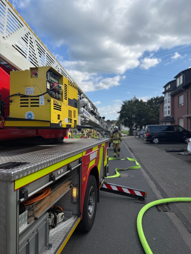 FW Ratingen: Wohnungsbrand mit Gebäudeschaden - Feuerwehr Ratingen im Einsatz