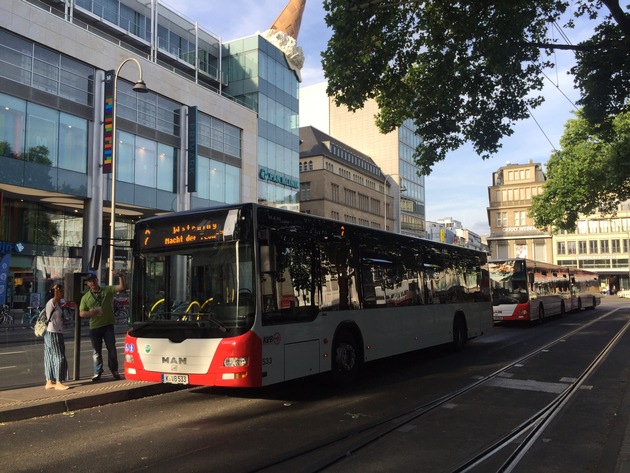 Bildangebot / Nacht der Technik / Infopunkt und Shuttlebusse am Neumarkt