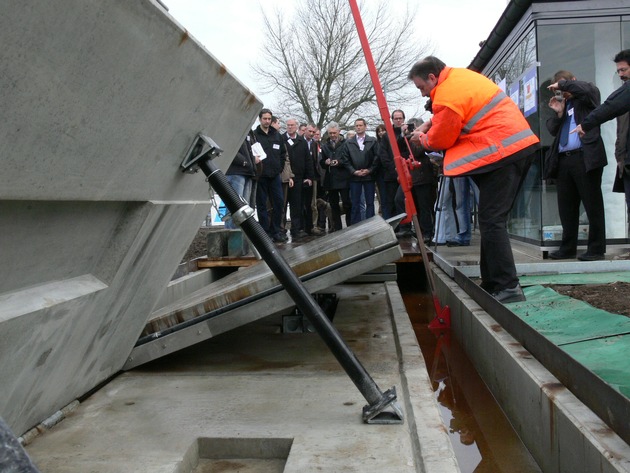 Aeschlimann Hochwasserschutz AG: Prävention am See - Aufklappbare Betonelemente schützen Haus in Küssnacht