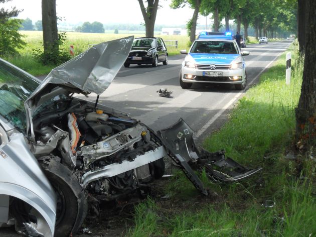 POL-HOL: Landesstraße 584 -  Bevern - Allersheim: Gegen Baum geprallt - leicht verletzt - PKW Totalschaden -