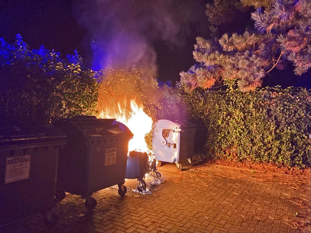 POL-ME: Papiercontainer wurde in Brand gesetzt - Langenfeld - 2209092