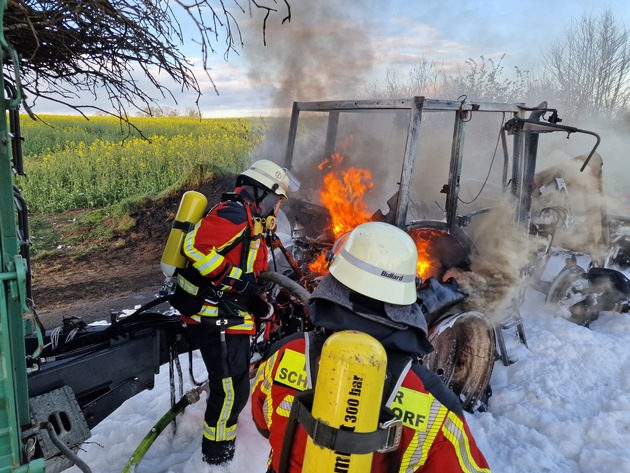 FW-RD: Trecker brennt völlig aus - 35 Einsatzkräfte im Einsatz