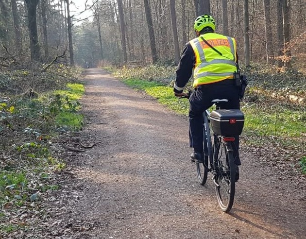 POL-STD: Mit dem Fahrrad auf Streife - Buxtehuder Polizisten in der Stadt unterwegs