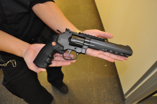 POL-WL: Jugendliche mit Schusswaffe unterwegs - Bürger stören sich an Polizeieinsatz