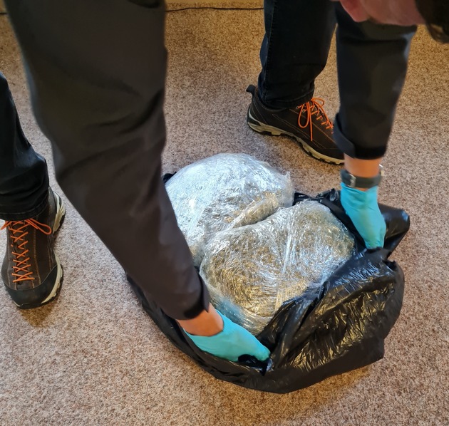 HZA-UL: Drogenspürhündin Maila findet Marihuana im Fernbus/Zwischenbilanz einer Zoll-Spürhunde-Karriere