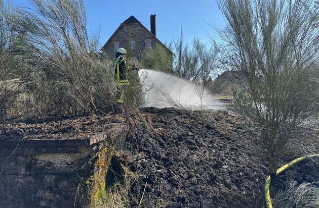 FW VG Westerburg: Vegetationsbrand breitete sich rasant aus - Feuerwehreinsatz im Gleisbereich