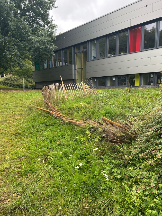 POL-PDLD: Vandalismus auf Schulgelände