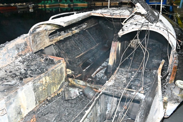 POL-STD: Segelboot bei Feuer im Stader Holzhafen vollständig zerstört - Bootseigner leicht verletzt