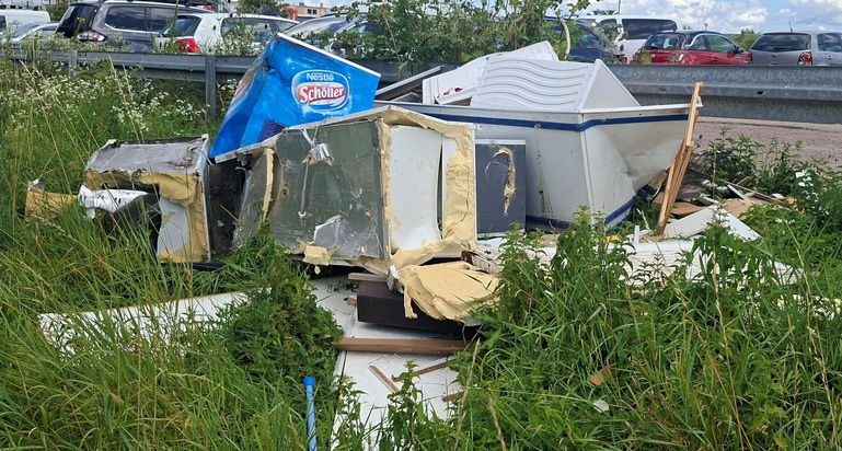 POL-FR: Umkirch: Kühltruhen illegal entsorgt - Zeugen gesucht