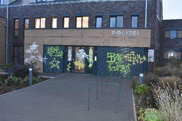 POL-EL: Emsbüren - Sachbeschädigung durch Graffiti an Rathaus- und Polizeigebäude