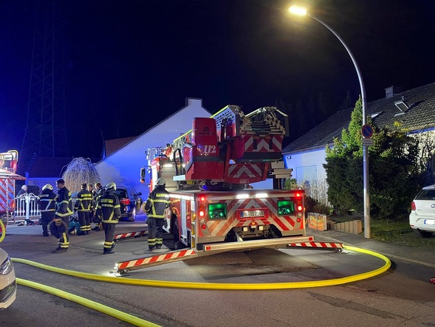 FW-MK: Zimmerbrand in Oestrich - zwei Personen ins Krankenhaus
