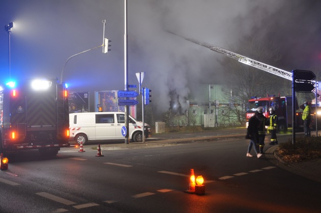 POL-STD: Teile einer Containerunterkunft für Flüchtlinge in Buxtehude ausgebrannt