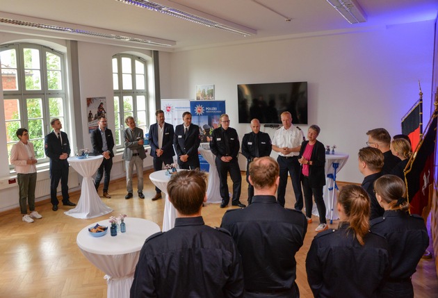 POL-AK NI: Landtagspräsidentin besucht Polizeiakademie Niedersachsen - Stärkung der Demokratie im Fokus der Gespräche