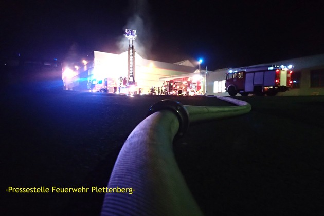 FW-PL: Härtebad brannte. Zwei Mitarbeiter vermisst. Übung der Feuerwehr im Industriegebiet
