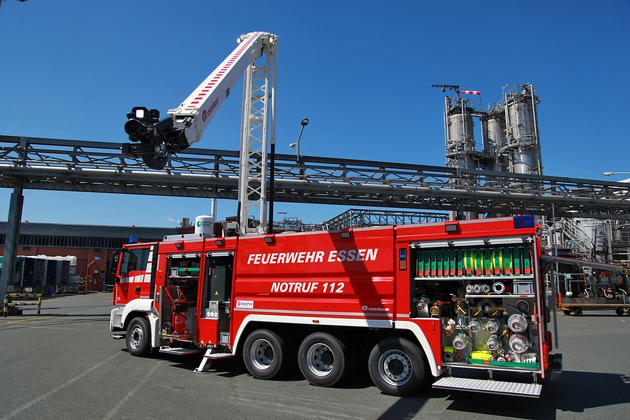 FW-E: EVONIK übergibt maßgeschneidertes Großtanklöschfahrzeug an die Essener Feuerwehr