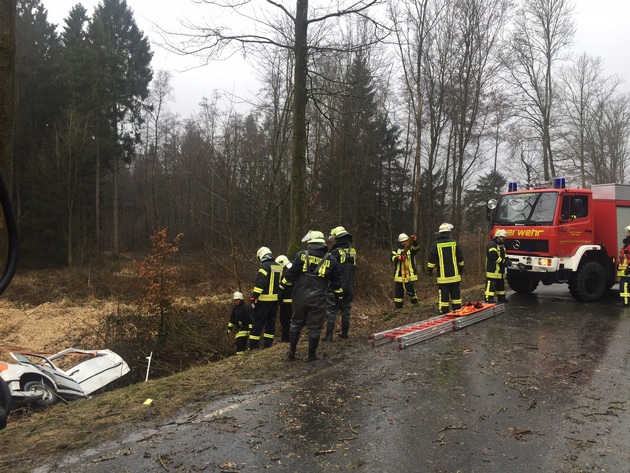 FW Lügde: Verkehrsunfall &quot;eingeklemmte Person&quot;