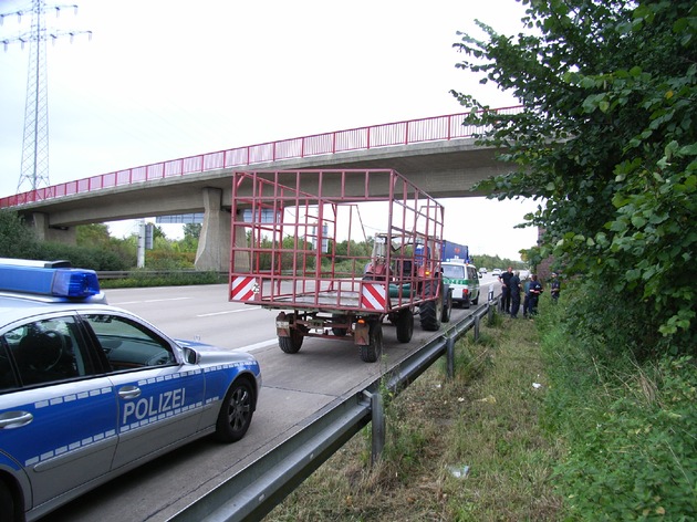 POL-HI: BAB 7, Region Hannover und LK Hildesheim -- Traktorgespann auf der BAB 7 unterwegs!