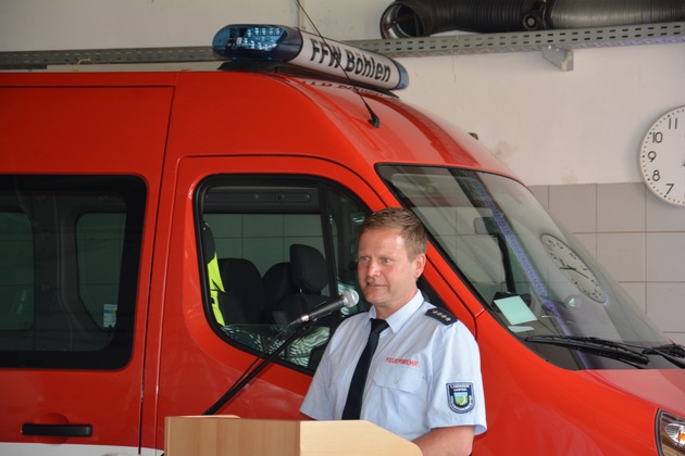 FW LK Leipzig: Übergabe Feuerwehranhänger-Logistik mit Rollcontainer Bahnrettung