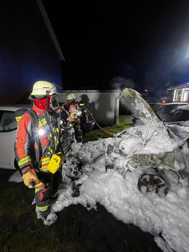 FW Norderstedt: Fahrzeugbrand in der Hans-Salb-Straße