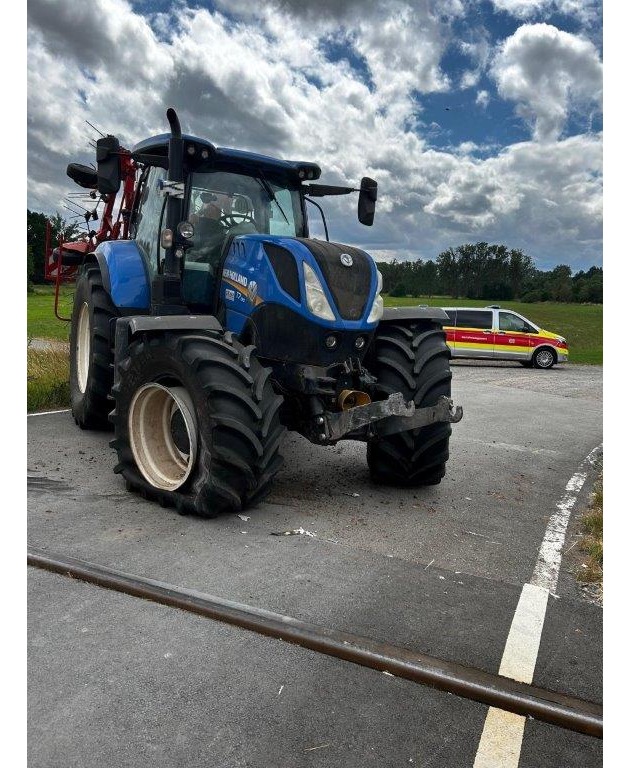 BPOL-KL: Traktor kollidiert mit Regionalbahn am Bahnübergang