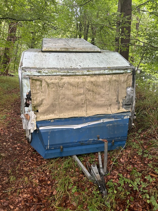 POL-KI: 250724.1 Giekau / Engelau: Wohnwagen illegal in Waldstück entsorgt
