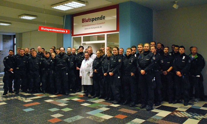 POL-D: Polizei und Uni-Klinikum  - Gemeinsam für den guten Zweck - 
Rund 50 Düsseldorfer Polizisten bei der Blutspende