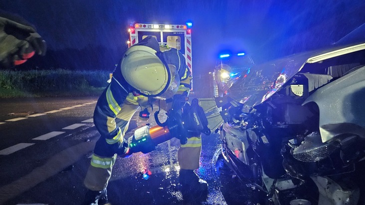 FW Datteln: Verkehrsunfall bei regennasser Straße fordert 3 Verletzte