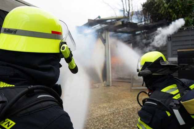 FW Neukirchen-Vluyn: Carport-Brand in Vluyn: Feuerwehr verhindert Ausbreitung auf Garage und Gartenlaube