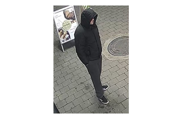 POL-KS: Nach bewaffnetem Raubüberfall auf Lebensmittelmarkt in Waldau: Polizei fahndet mit Fotos nach Täter