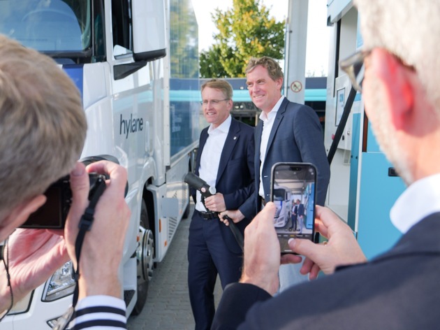 Ministerpräsident Daniel Günther eröffnet Wasserstofftankstelle von HY.Kiel