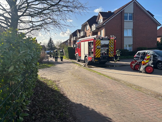 FW-ROW: Carport ger&auml;t in Brand - Feuerwehr verhindert &Uuml;bergreifen aufs Wohnhaus