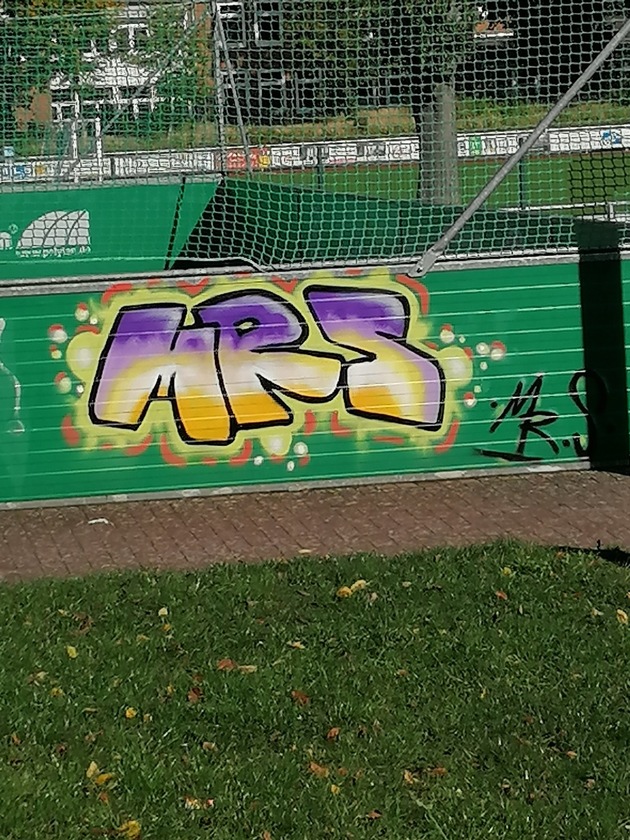 POL-HL: OH-Lensahn / Mindestens 60 Graffiti in Lensahn - Polizei sucht Zeugen