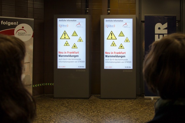 FW-F: Frankfurt stärkt Bevölkerungswarnung // Feuerwehr steuert über satellitengestütztes Warnsystem nicht nur Medien und Warnapps an, sondern auch die digitalen Screens von Ströer.