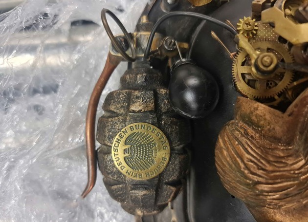 BPOLD FRA: Handgranaten-Skulptur im Reisekoffer ruft Entschärfer der Bundespolizei auf den Plan