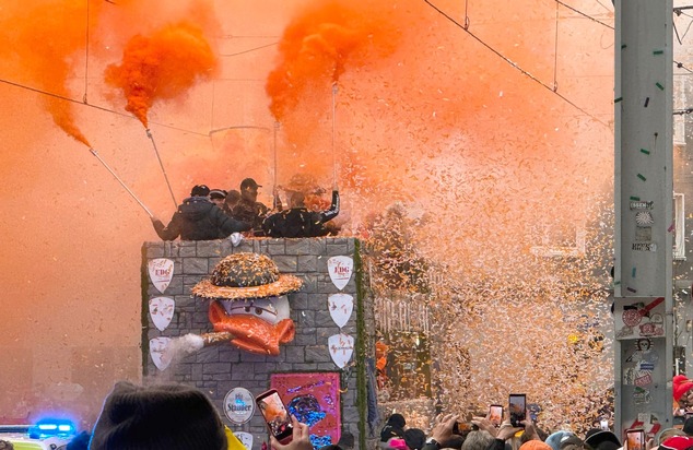 Rekord beim Rosenmontagsumzug &ndash; Verein &raquo;G&auml;nseh&auml;lse Essen&laquo; l&auml;sst Deutschlands l&auml;ngsten Karnevalswagen fahren