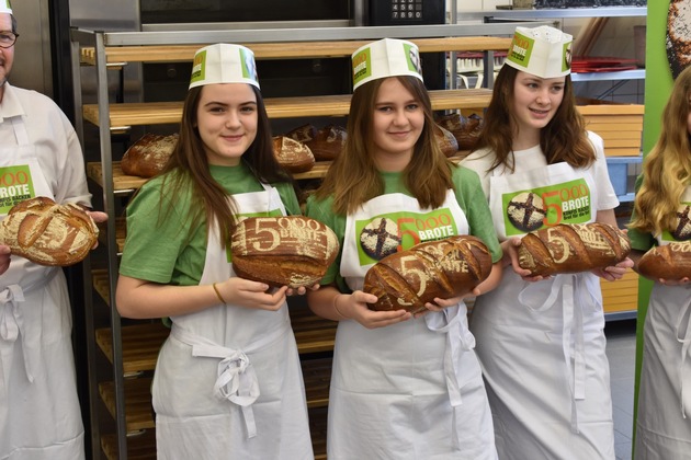 Backen und Gutes tun: Aktion „5000 Brote – Konfis backen für die Welt“ startet