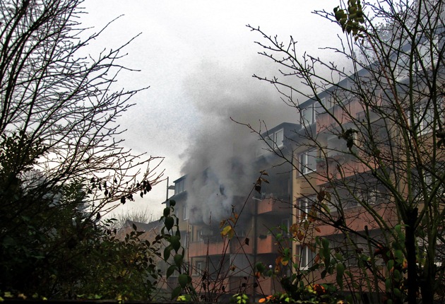 FW-E: Zimmerbrand in Mehrfamilienhaus, Brandwohnung unbewohnbar, niemand verletzt