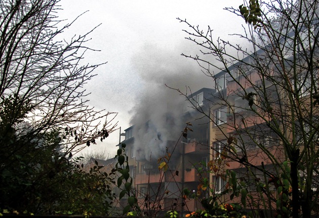 FW-E: Zimmerbrand in Mehrfamilienhaus, Brandwohnung unbewohnbar, niemand verletzt