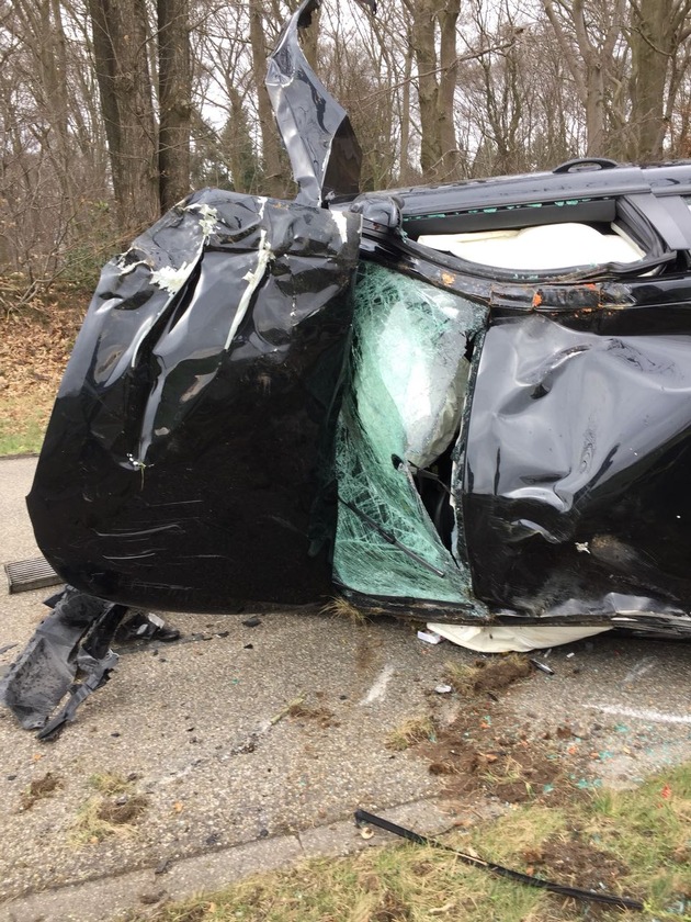 FW-KLE: Schwerer Verkehrsunfall / Fahrzeug prallt gegen Baum und schleudert über die Fahrbahn