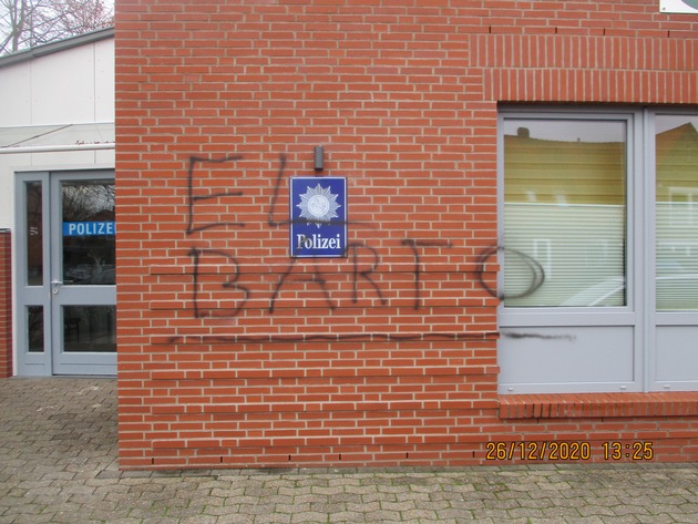 POL-STD: Graffiti-Schmierereien an Fredenbecker Geestlandhalle und Polizeistation - Ermittler suchen Verursacher und Zeugen