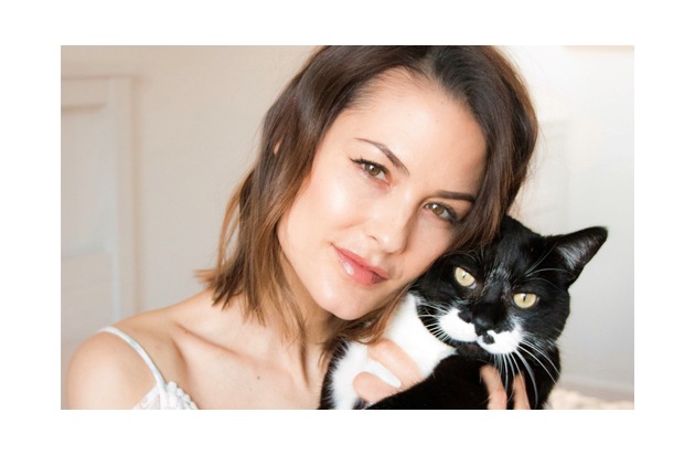 Une star suisse s&#039;engage pour le bien-être animal : Lauriane Gilliéron devient ambassadrice de QUATRE PATTES