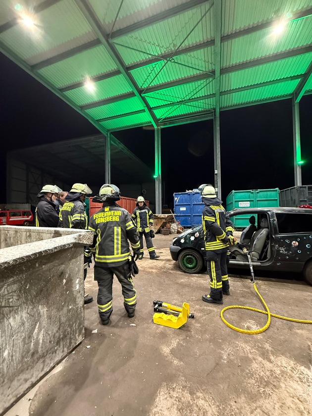 FW-AR: Umfangreiche TH-Übung des Löschzugs Hüsten auf dem Gelände der Firma Deimann
