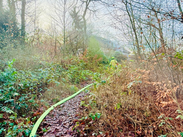 FW Ratingen: Brand in leerstehendem Geb&auml;ude in Ratingen-H&ouml;sel / Feuerwehr Ratingen mehrere Stunden im Einsatz