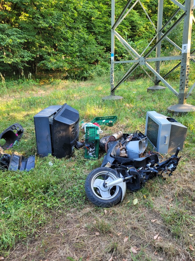 POL-VK: Illegale Müllablagerung im Bereich eines Feldweges zwischen Püttlingen und Niedersalbach
