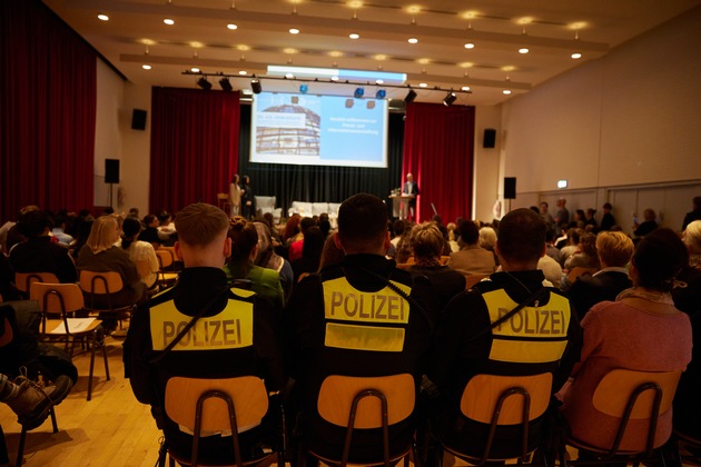 POL-H: "DU.ICH.DEMOKRATIE" - Pilotprojekt zur Demokratieförderung an Hannovers Schulen gestartet